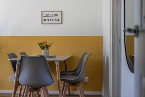 stylish 2br apartment near mcr airport
