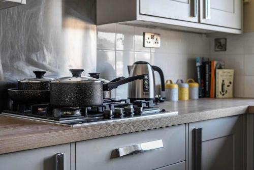 stylish 2br apartment near mcr airport