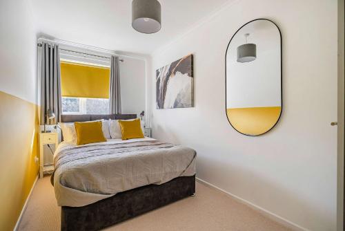 stylish 2br apartment near mcr airport