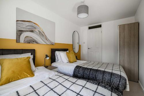 stylish 2br apartment near mcr airport