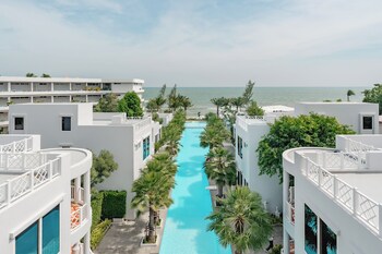 the delfini hua hin