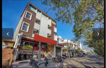 hotel tralveller in lucknow