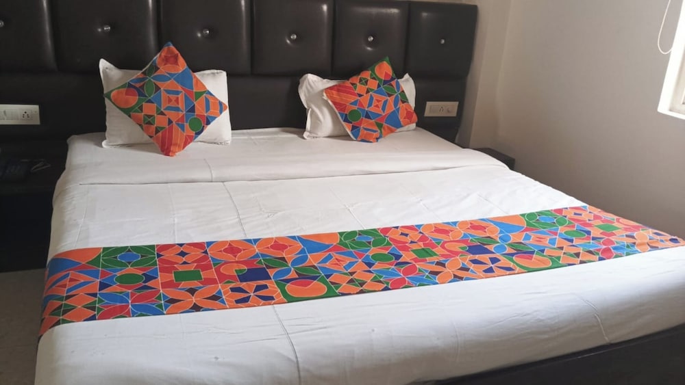 hotel tralveller in lucknow