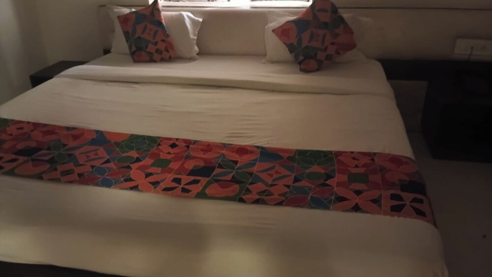 hotel tralveller in lucknow