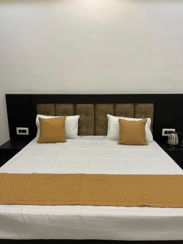 The Mehrotra Resort,,3 star