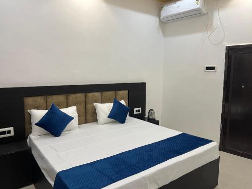 The Mehrotra Resort,,3 star