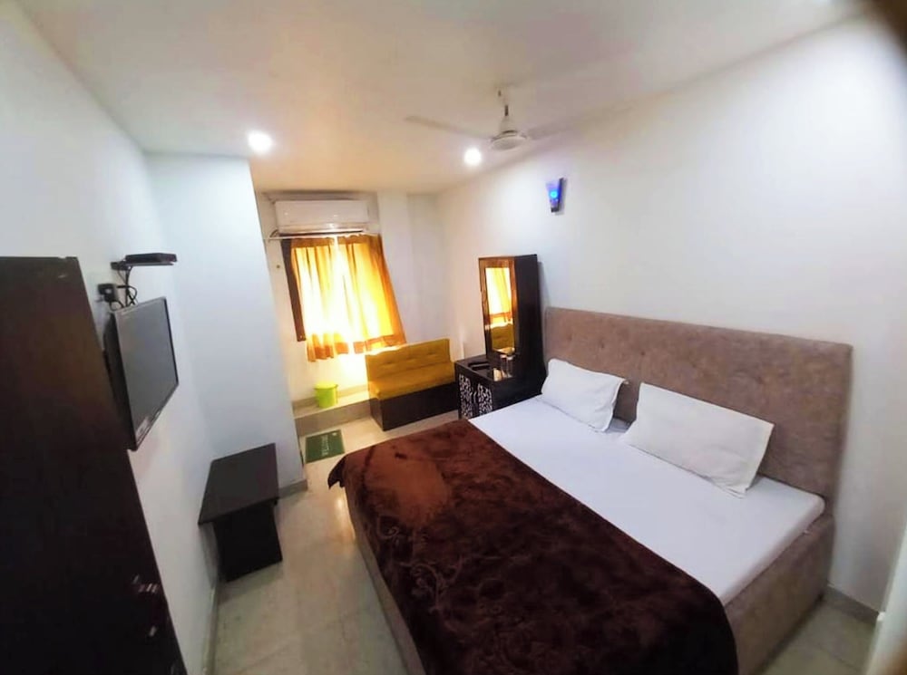 hotel m e t r o regency lucknow