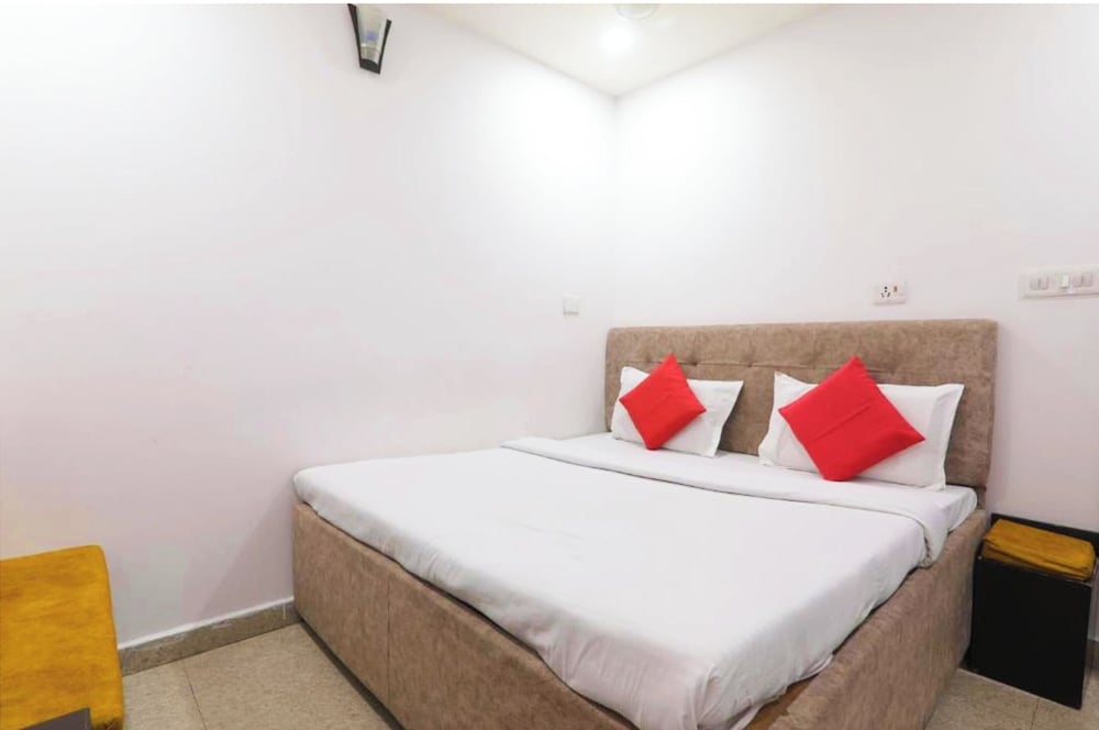 hotel m e t r o regency lucknow