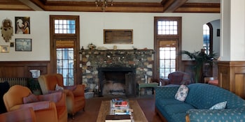 Winnedumah Hotel,211 N. Edwards St.,3 star
