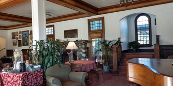 Winnedumah Hotel,211 N. Edwards St.,3 star