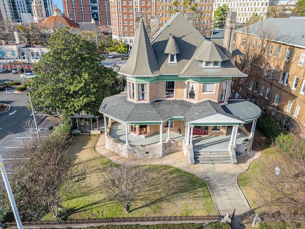 hassinger daniels guest house