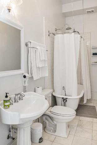 hassinger daniels guest house