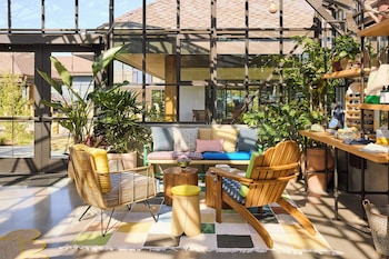 Treehouse Hotel Silicon Valley,,5 star