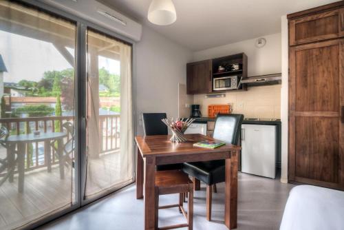 comfort aparthotel lourdes lacacia