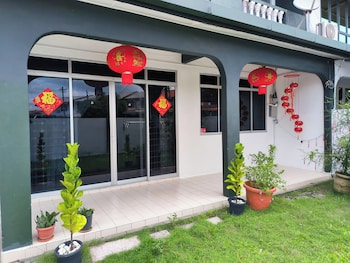 H Homestay - Semi D 1000Mbps (1Gbps) Wifi, Astro & Private Parking,,3 star