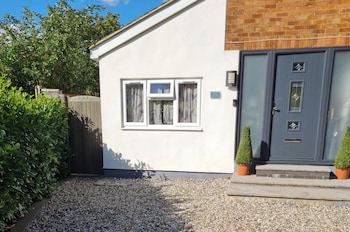 1 bedroom annex 2 mins from train station