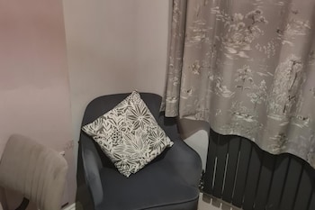 1 Bedroom Annex - 2 Mins From Train Station,,4 star