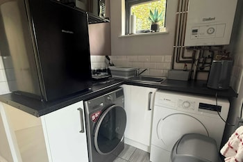 1 Bedroom Annex - 2 Mins From Train Station,,4 star