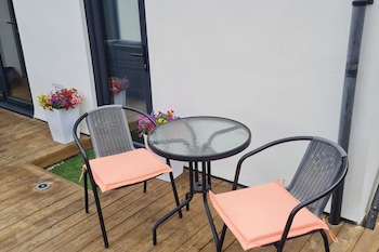 1 bedroom annex 2 mins from train station