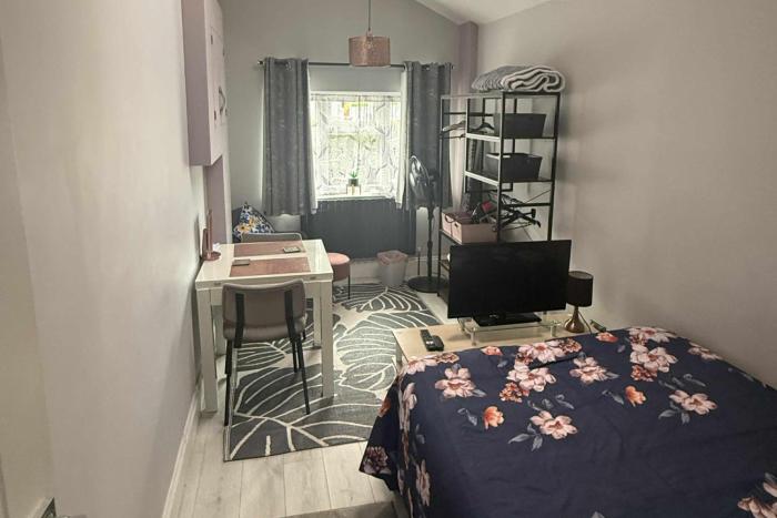 1 bedroom annex 2 mins from train station