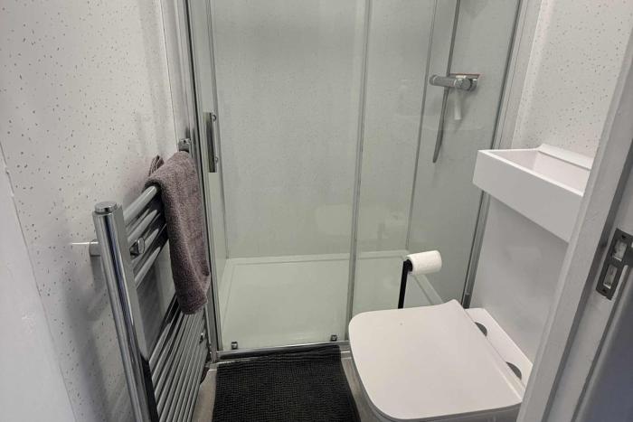 1 bedroom annex 2 mins from train station