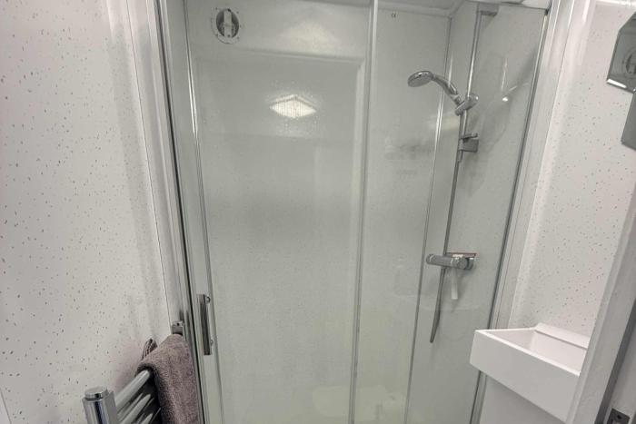 1 bedroom annex 2 mins from train station