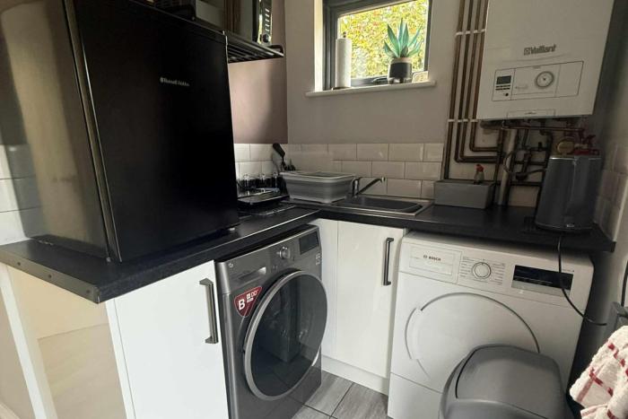 1 bedroom annex 2 mins from train station