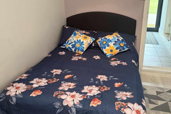 1 bedroom annex 2 mins from train station