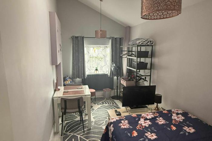 1 bedroom annex 2 mins from train station