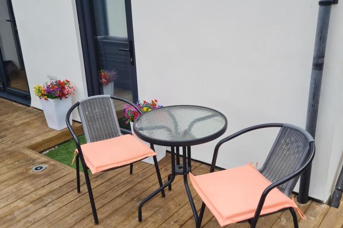 1 bedroom annex 2 mins from train station