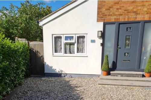 1 bedroom annex 2 mins from train station