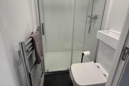 1 bedroom annex 2 mins from train station