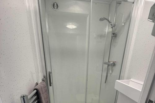 1 bedroom annex 2 mins from train station