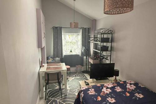 1 bedroom annex 2 mins from train station