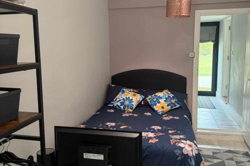 1 bedroom annex 2 mins from train station