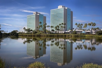 doubletree by hilton at the entrance to universal orlando