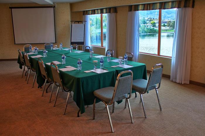 holiday inn hotel and suites osoyoos by ihg