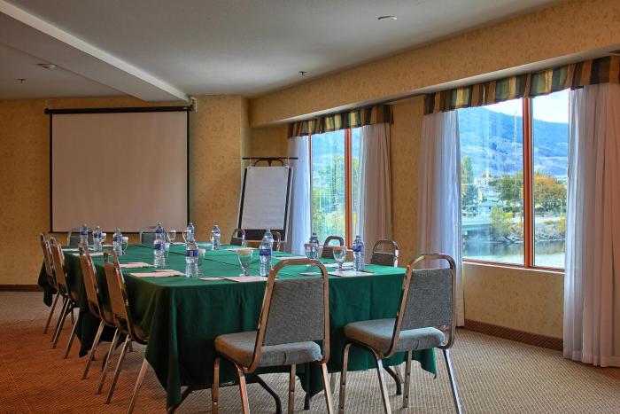 holiday inn hotel and suites osoyoos by ihg