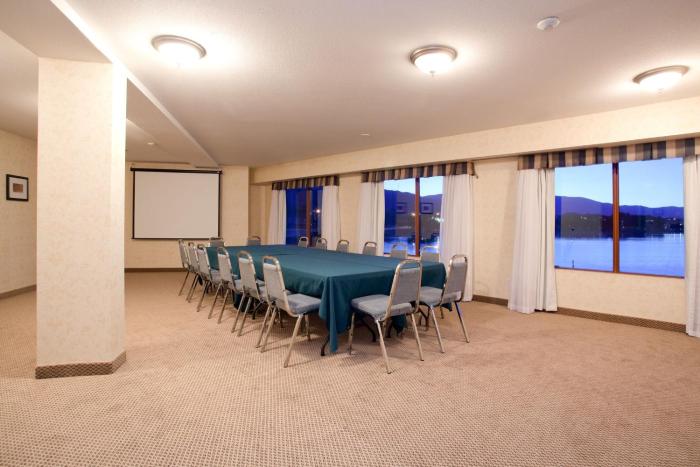 holiday inn hotel and suites osoyoos by ihg