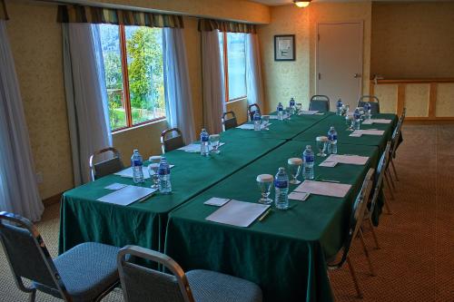 holiday inn hotel and suites osoyoos by ihg