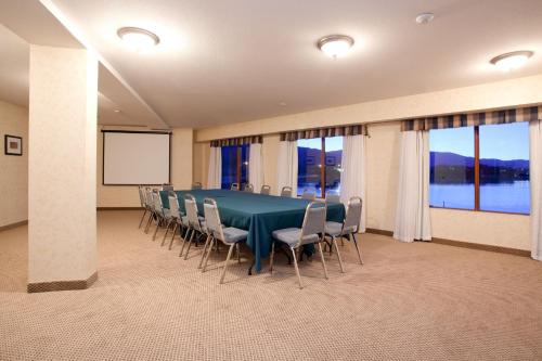 holiday inn hotel and suites osoyoos by ihg