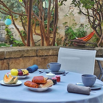 La Vigneronne Des Costières,,3 star