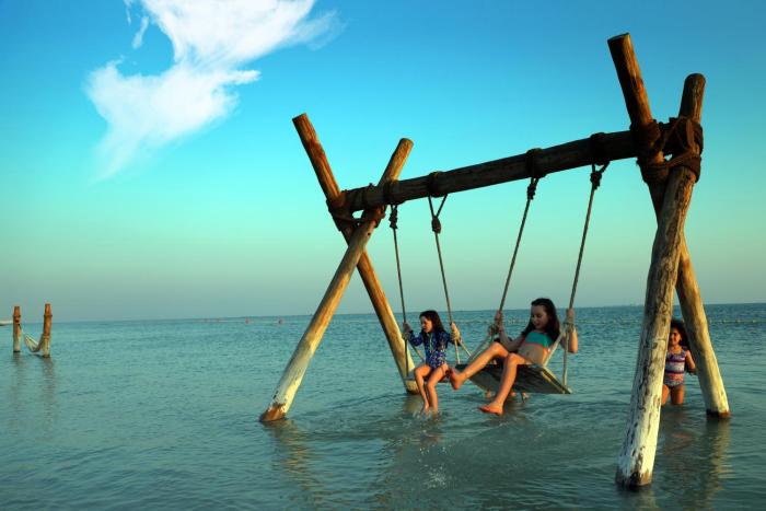 bab al nojoum hudayriyat camp