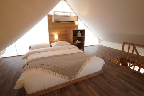 bab al nojoum hudayriyat camp