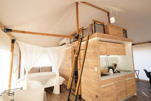 bab al nojoum hudayriyat camp