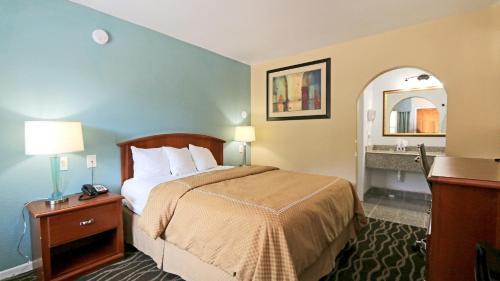 Econo Lodge Austin South,2915 South Ih-35,2 star