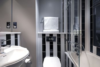 francis hotel bath