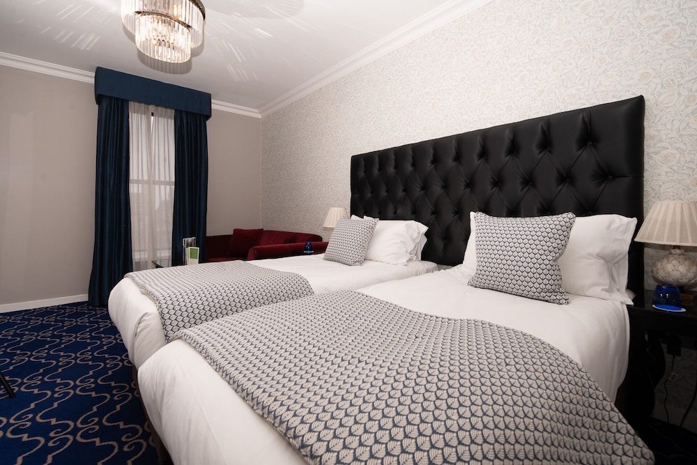 francis hotel bath