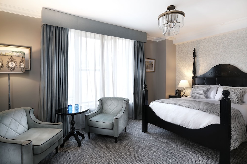 francis hotel bath