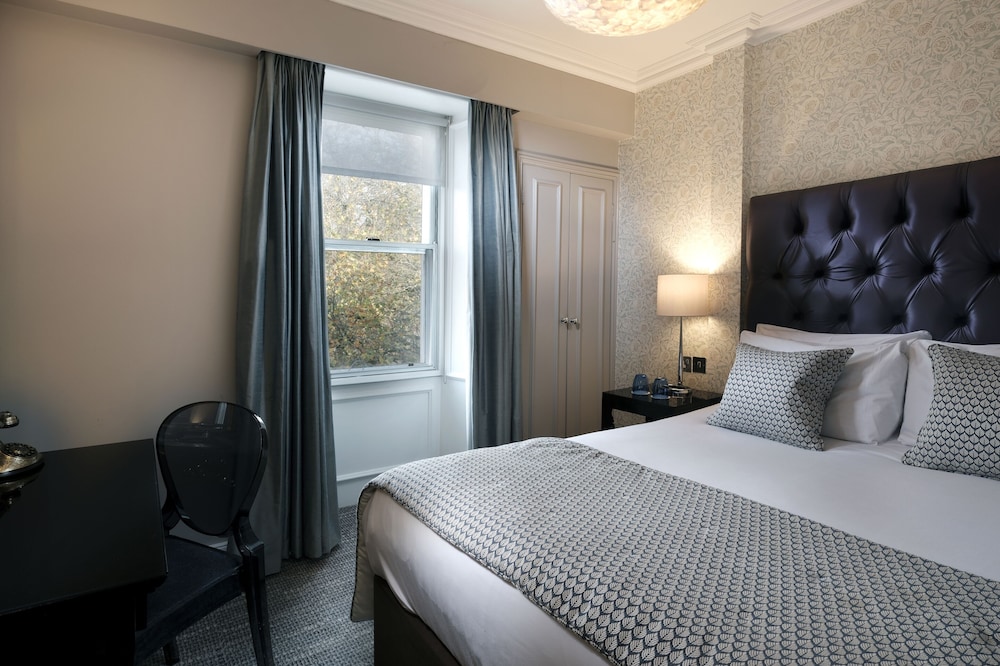 francis hotel bath